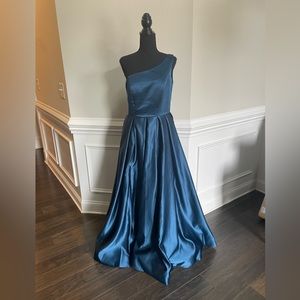 Blue prom dress that has never been worn and is new with tags. Size 5-6.